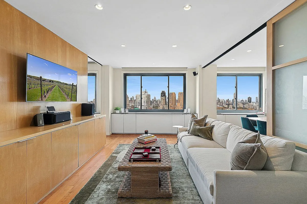 2025 Broadway APT 30G photo 1