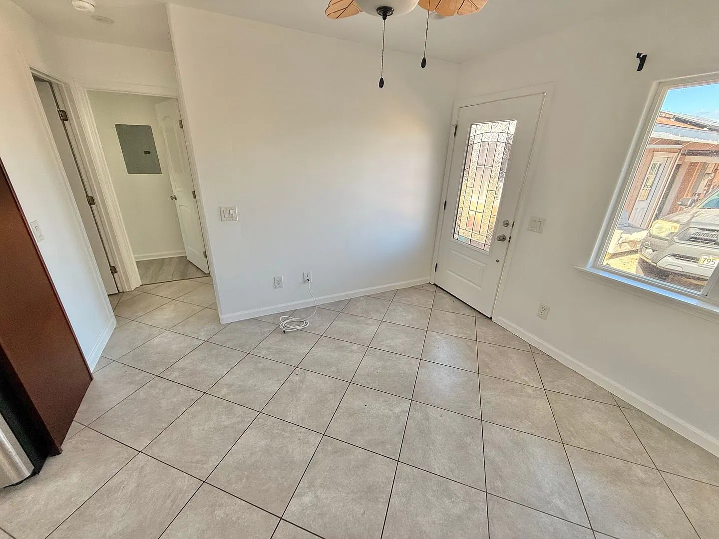 Newly Renovated 2 Bedroom / 1 Bathroom Cottage in Kahului! — Photo 3