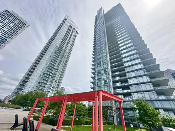 6098 Station St #1106, Burnaby, BC V5H 0H4