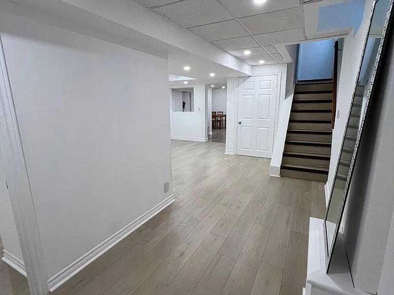328 Woodspring Ave #BASEMENT — Photo 4