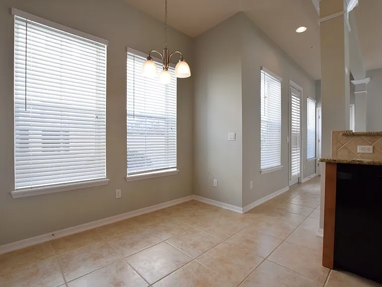1619 Hanks Ave — Photo 5