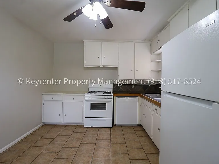 3322 E 23rd St — Photo 14