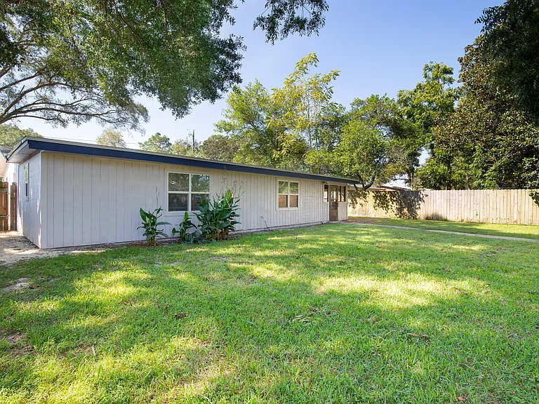 208 Newcastle Dr — Photo 17