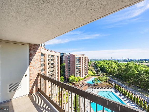 4th image of 1805 Crystal Dr APT 1010S