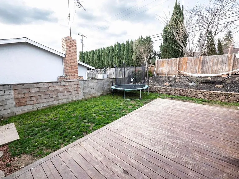 210 Canterbury Ave — Photo 29