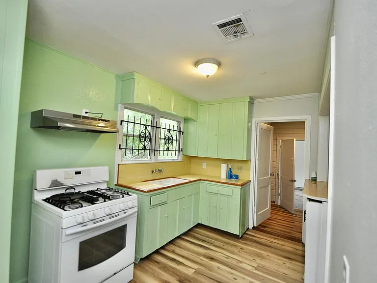 7622 Darnay Dr — Photo 1