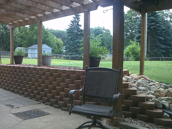 Back patio retaining wall