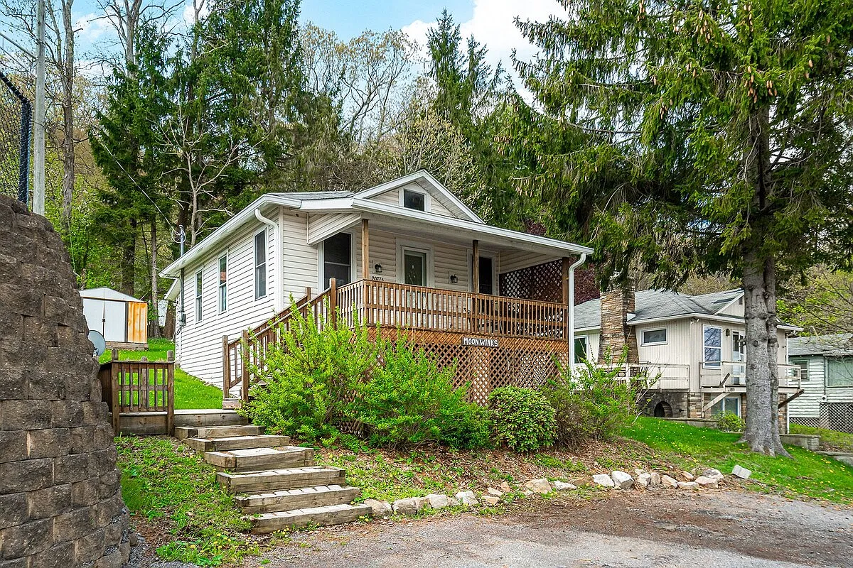 2 bed, $1,300 — Photo 1