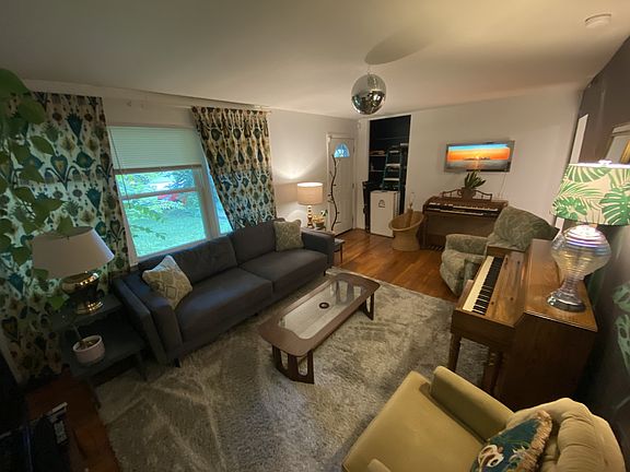 3rd image of 827 Wren Rd