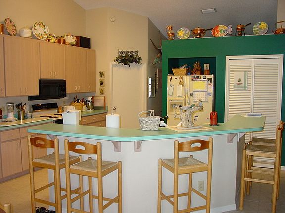 Open Kitchen w/pantry and island bar