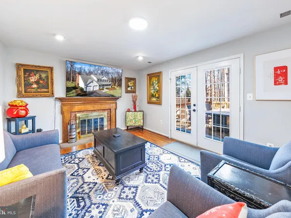 980 Old Holly Dr, Great Falls, VA 22066