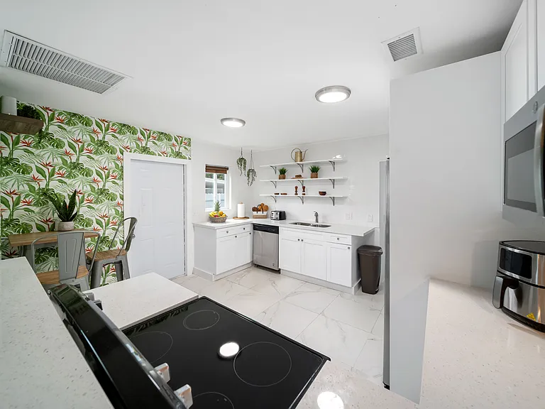 810 NW 21st Ct — Photo 5