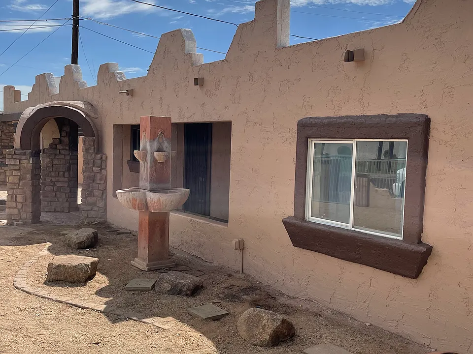 1605 W Sahuaro Dr