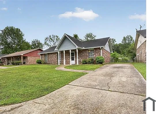 1704 Brookhollow Cir — Photo 1