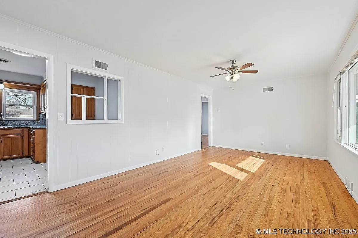 3 bed, 888 sqft, $1,400 — Photo 3