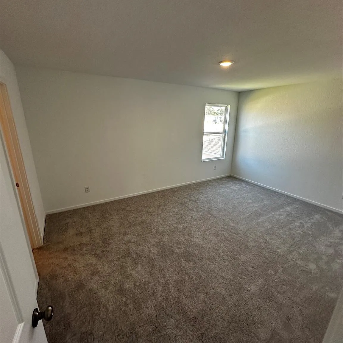 4 bed, 2.5 bath, 2039 sqft, $3,000 — Photo 4
