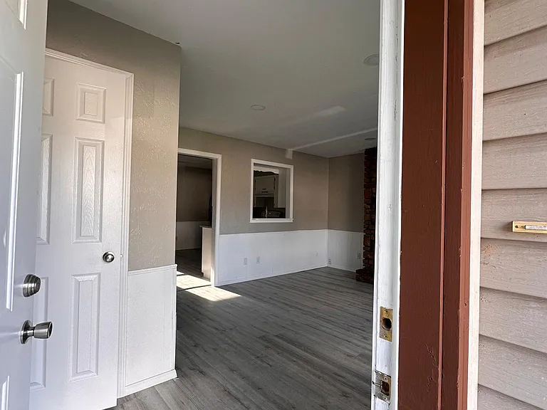 3017 W Roxbury St — Photo 2