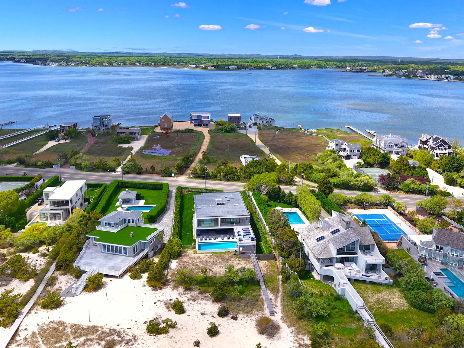 Deluxe Dune Road Oceanfront — Photo 2