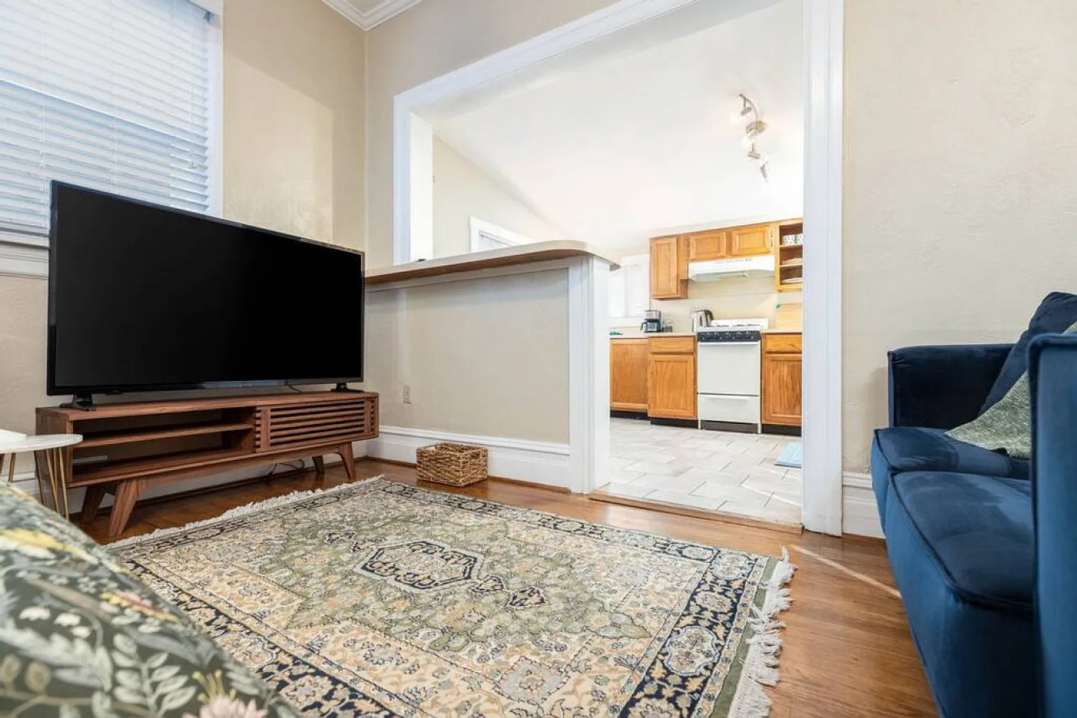 1 bed, 1.0 bath, 699 sqft, $2,194 — Photo 2