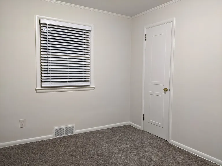 Middle bedroom
