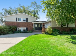 1011 W Frontenac Dr, Arlington Heights, IL 60004