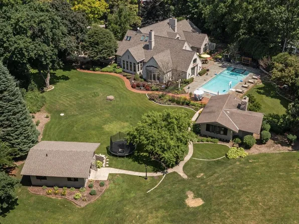 9059 West Hawthorne LANE, Franklin, WI 53132