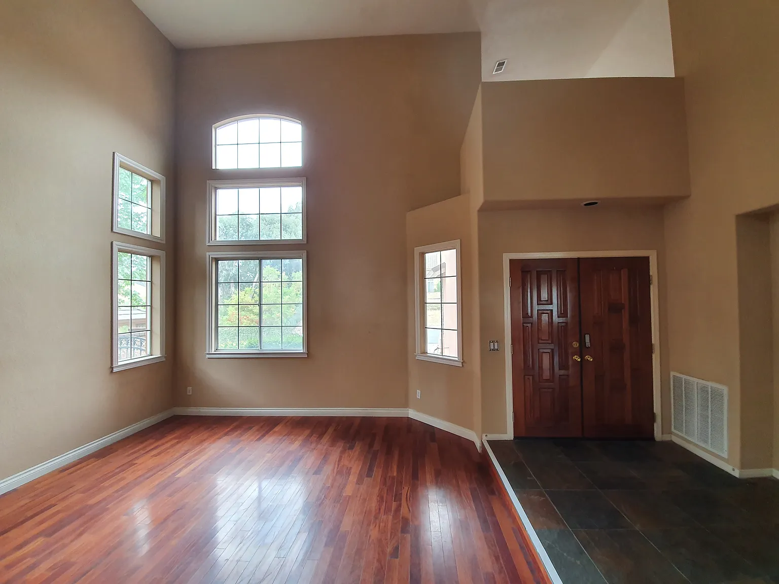 4 bed, 3227 sqft, $4,790 — Photo 3