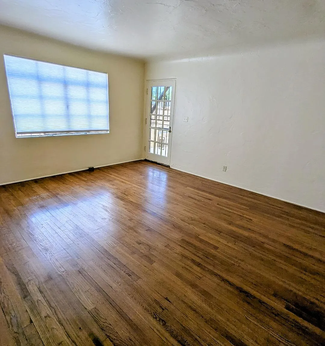 301 Girard Blvd SE — Photo 2
