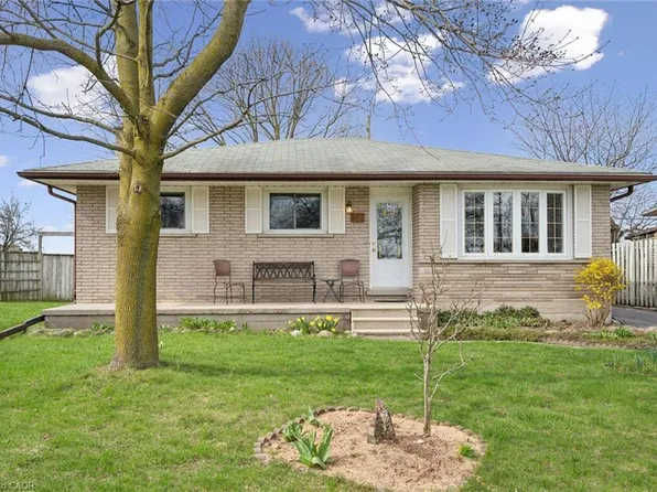 26 Parkhill Ct, Kitchener, ON N2C 2C4