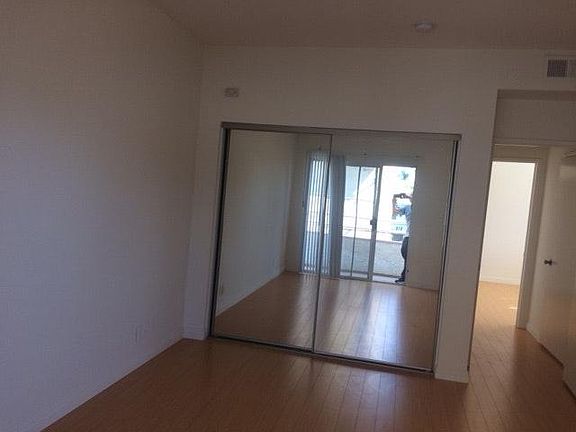 4th image of 915 S Sherbourne Dr APT 303