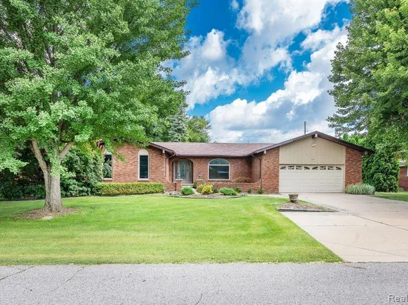 16155 Toulouse Ave, Fraser, MI 48026