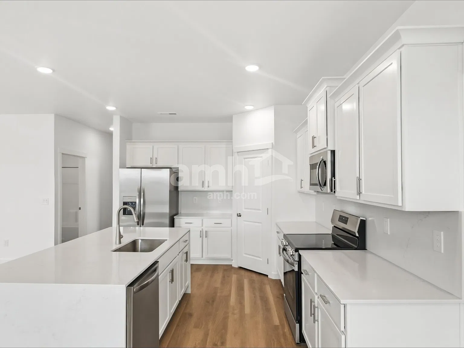 5 bed, 3.0 bath, 2376 sqft, $3,275 — Photo 4