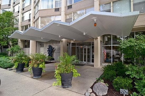 1st image of 550 W Cornelia Ave #7