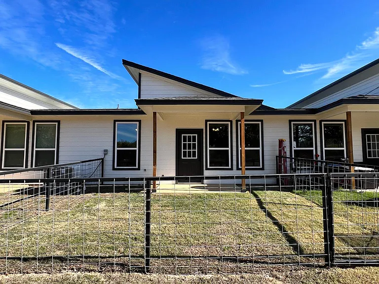 2 bed-Backyard