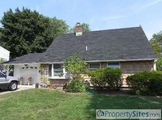 35 Horizon Ln, Levittown, NY 11756