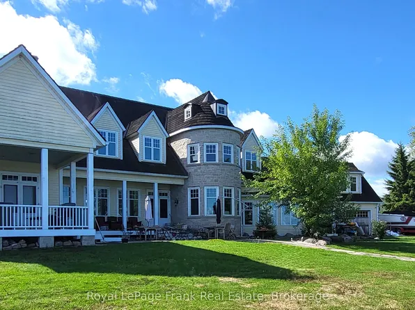 136 Lake Dr N, Georgina, ON L4P 3E9