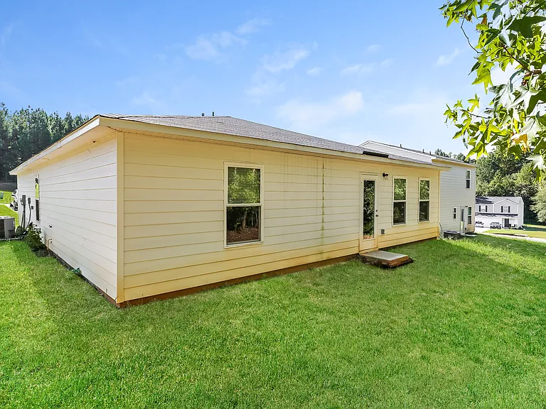161 Queens Cir — Photo 14