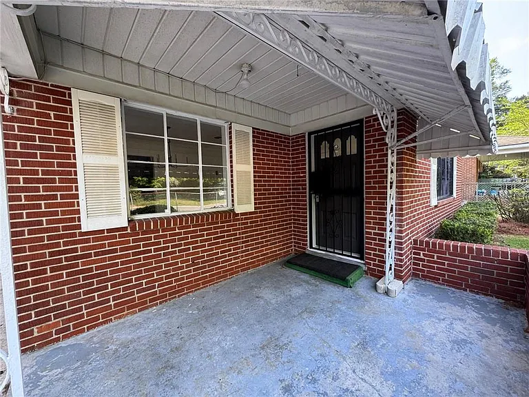 713 Iris Ave — Photo 2
