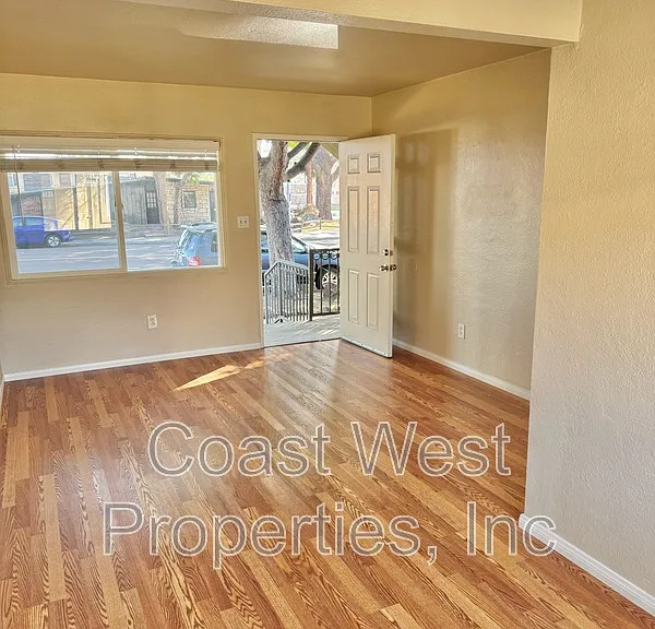 4252 Ingraham St — Photo 6