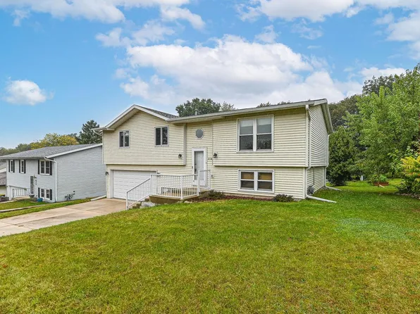 820 Squire LANE, West Bend, WI 53090