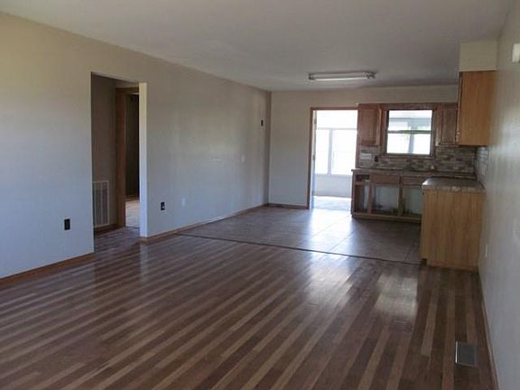 4th image of 402 E Brandsville Main St