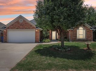 714 W Carson Dr, Mustang, OK 73064