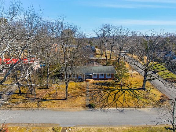 2nd image of 823 Oakland Dr