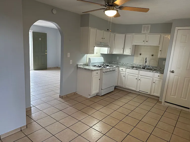 328 Rhode Island St NE — Photo 2