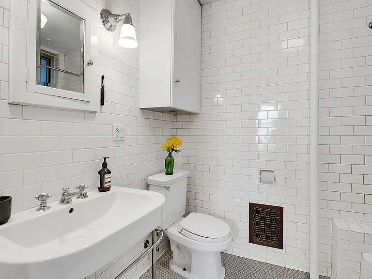 198 E 7th St #9 — Photo 7
