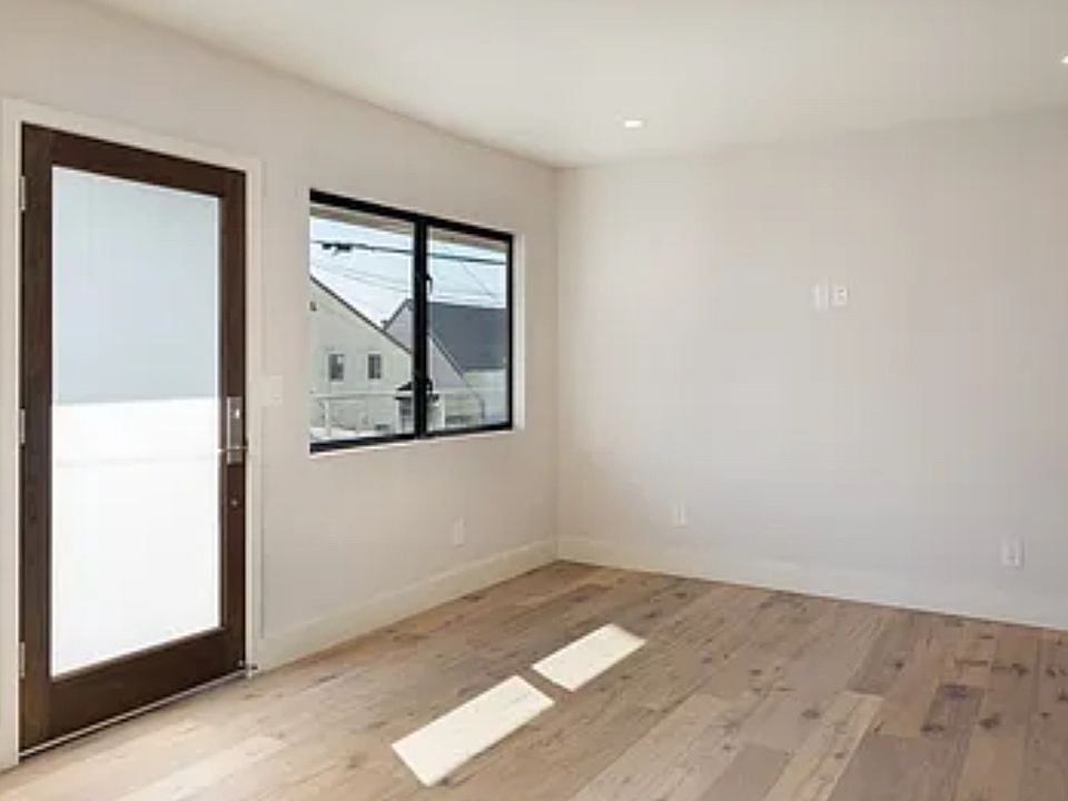 2nd image of 821 Manhattan Ave APT 2