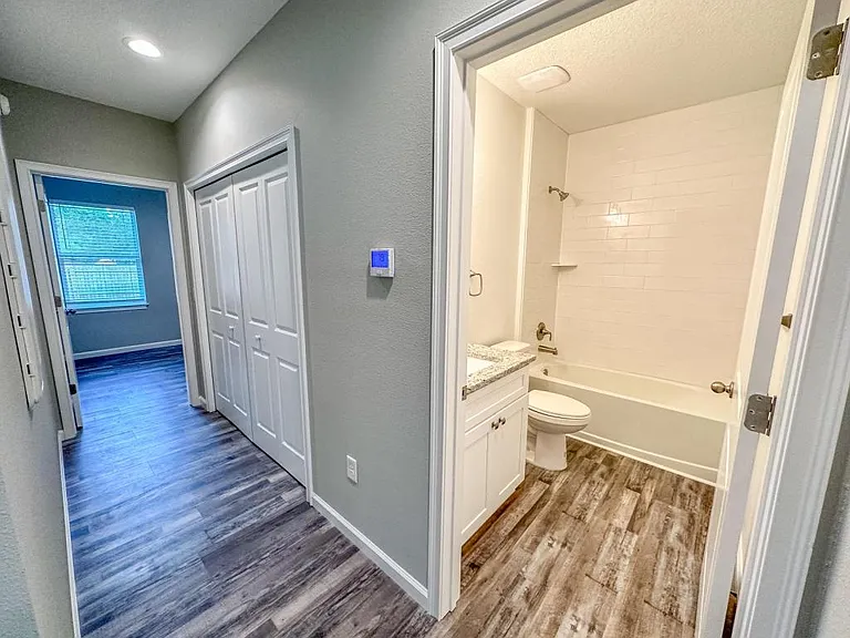 425 Thompson Ave — Photo 10