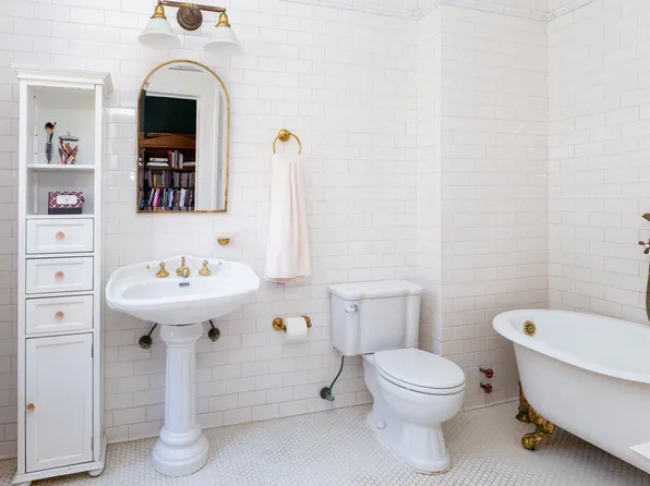 193 Waverly Place image 8 of 22