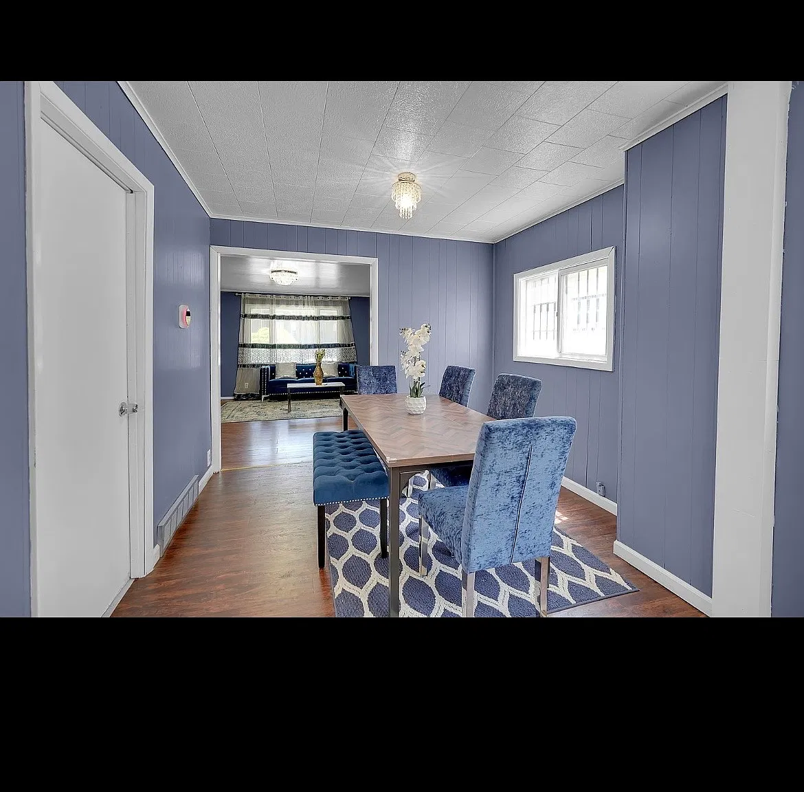 3 bed, 2160 sqft, $2,300 — Photo 2