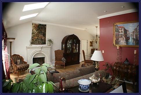 Living Room - 10' ceilings!